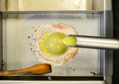 L'huile est séparée de la pâte précédemment obtenue à l'aide des décanteurs
