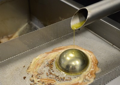 L'huile est séparée de la pâte précédemment obtenue à l'aide des décanteurs